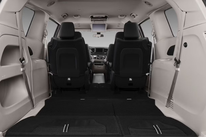 2023 CHRYSLER VOYAGER photo 2
