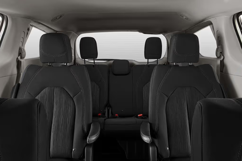 2023 CHRYSLER VOYAGER photo 2