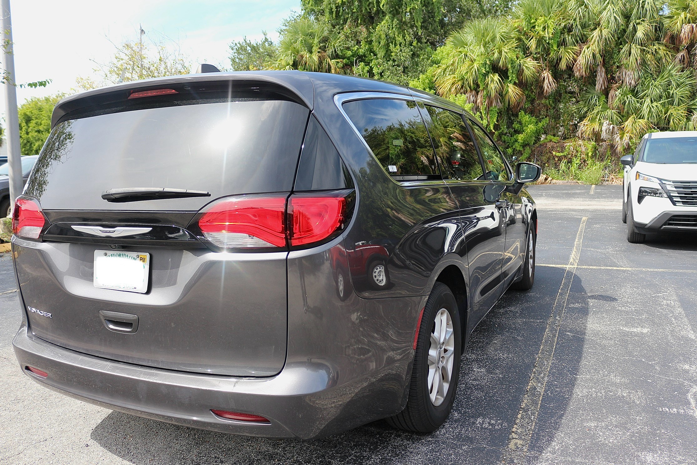 2023 CHRYSLER VOYAGER photo 1
