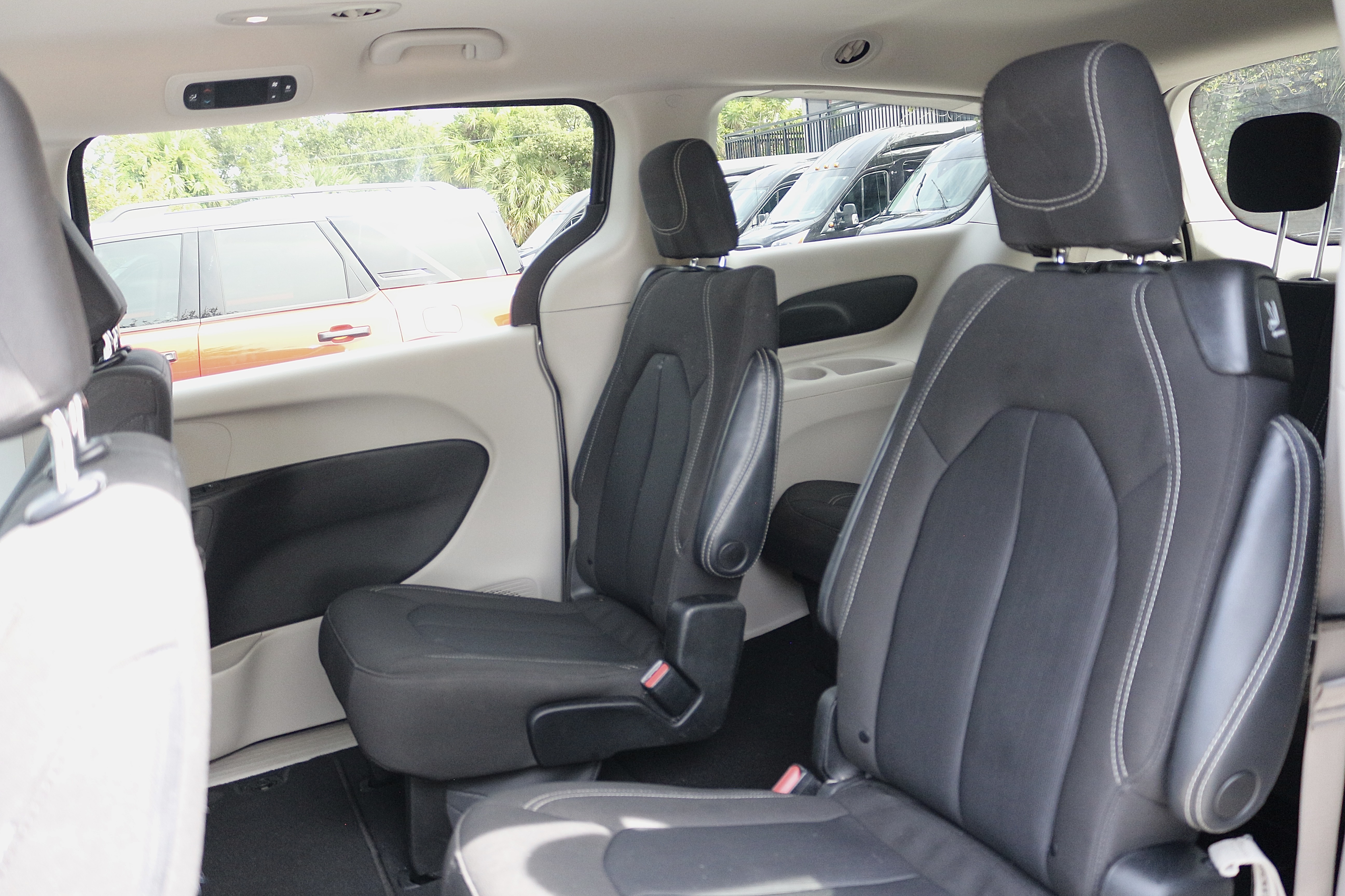 2023 CHRYSLER VOYAGER photo 2