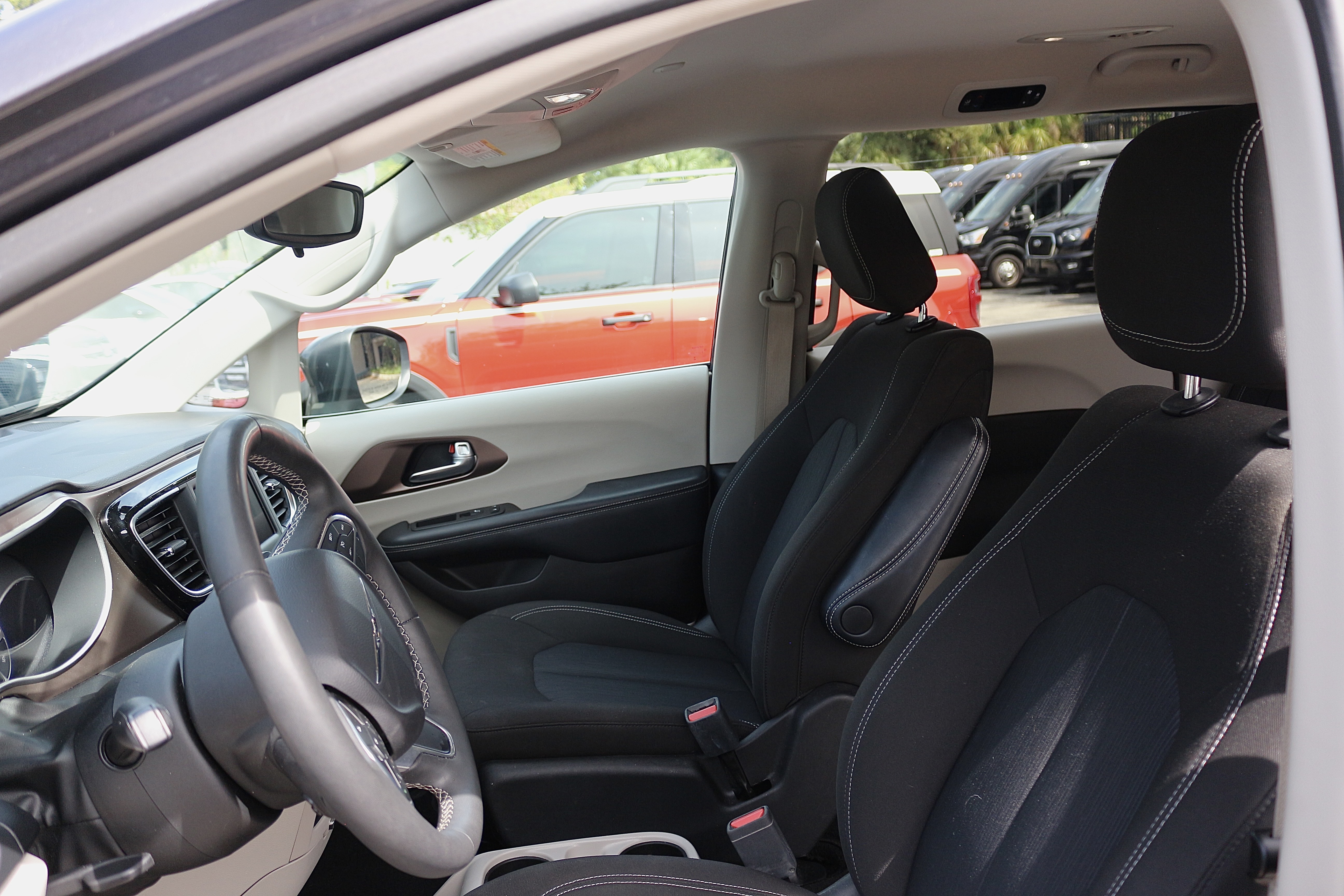 2023 CHRYSLER VOYAGER photo 3