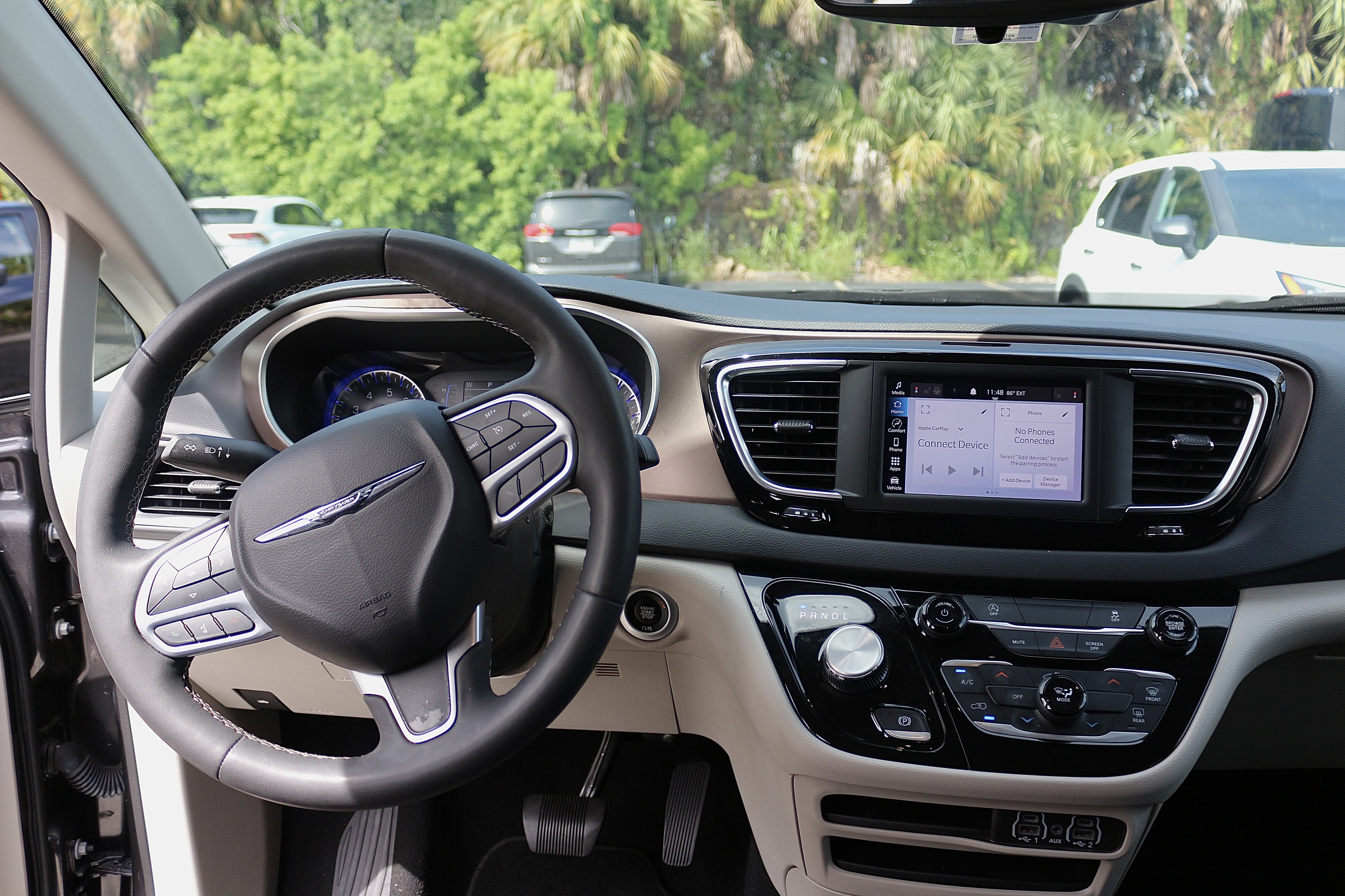 2023 CHRYSLER VOYAGER photo 4