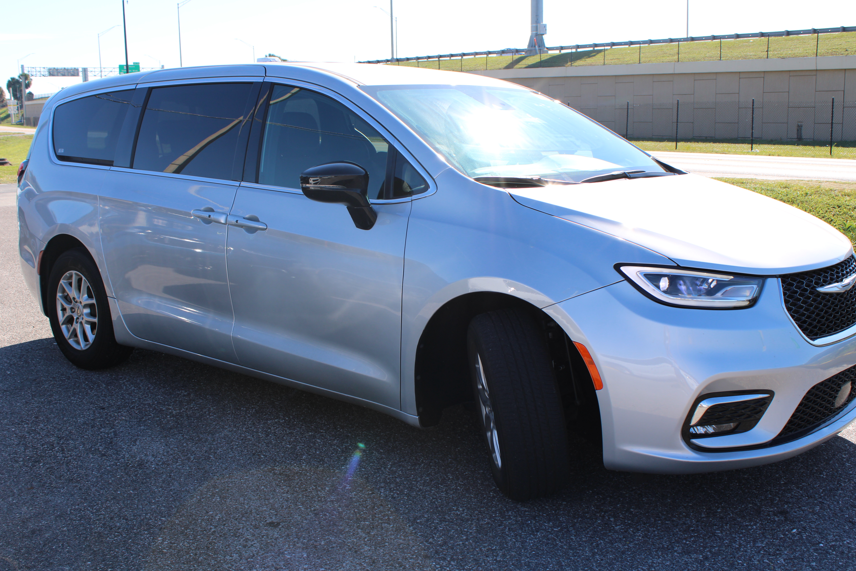 2024 CHRYSLER PACIFICA photo 3